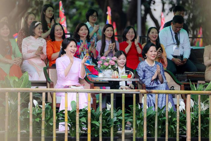 Bày tỏ lòng yêu mến trước các tiết mục múa rối nước, bà Kim Hye Kyung mong muốn trong tương lai loại hình biểu diễn này sẽ sớm đến Hàn Quốc, Ảnh: BNG