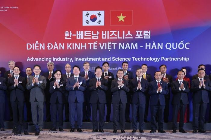 Thủ tướng Lê Minh Hưng và Tổng thống Đại Hàn Dân Quốc Lee Jae Myung cùng đại diện doanh nghiệp hai nước dự Tọa đàm bàn tròn - Ảnh: VGP/Nhật Bắc