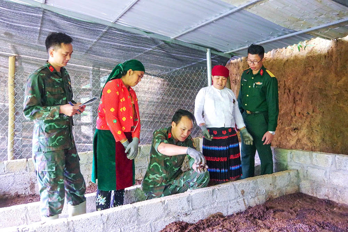  Cán bộ Đoàn Kinh tế - Quốc phòng 313 hướng dẫn nuôi giun quế cho hộ dân ở xã Thàng Tín (Tuyên Quang).