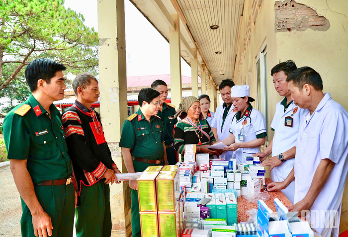 Các y, bác sĩ cấp thuốc miễn phí cho người dân.