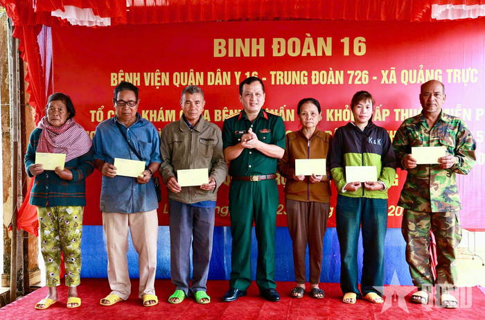 Đại tá Vũ Văn Định, Phó chủ nhiệm Chính trị Binh đoàn 16 tặng quà cho các hộ đồng bào có hoàn cảnh khó khăn trên địa bàn.