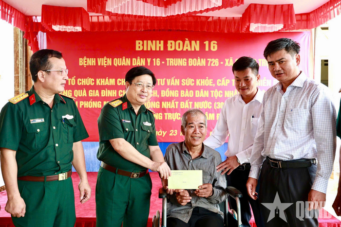 Đại tá Đoàn Ngọc Quả, Phó tư lệnh Binh đoàn 16 tặng quà cho người có công với cách mạng, gia đình chính sách.