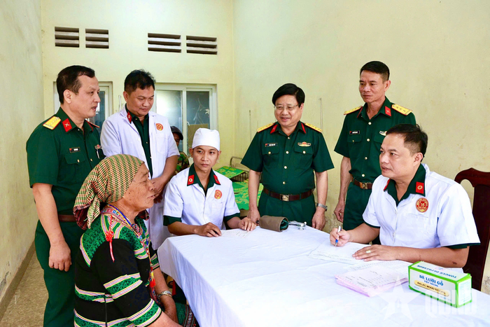 Các y, bác sĩ Bệnh viện quân dân y 16 khám bệnh, tư vấn sức khỏe cho đồng bào dân tộc thiểu số trên địa bàn.