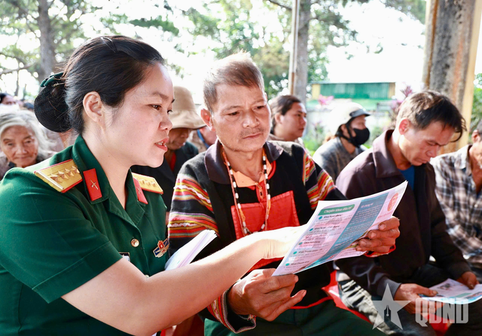 Binh đoàn 16 làm công tác tuyên truyền.