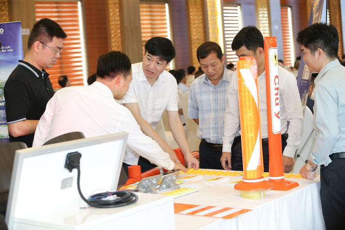 Các đại biểu trải nghiệm hệ thống thiết bị bảo đảm an toàn giao thông hiện đại tại hội nghị. 