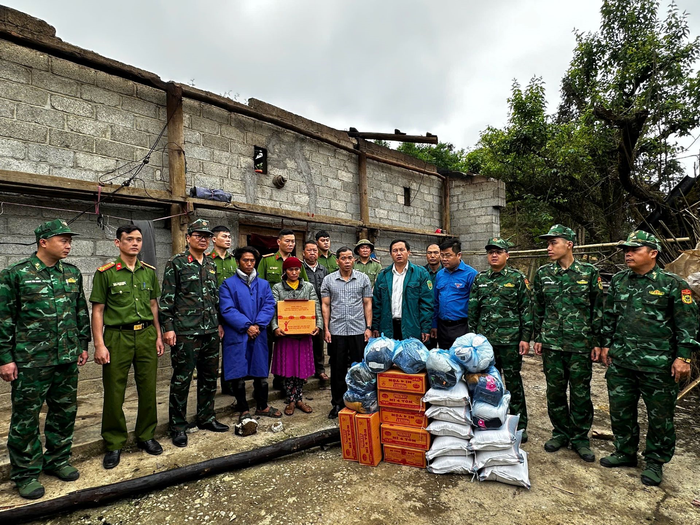 Đồn Biên phòng Lũng Cú phối hợp với địa phương trao quà hỗ trợ các hộ dân bị thiệt hại do dông lốc.