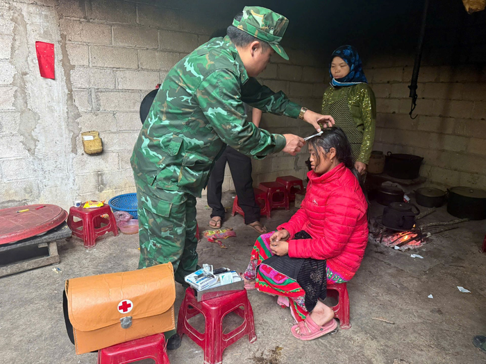 Nhân viên quân y Đồn Biên phòng Lũng Cú, Bộ đội Biên phòng tỉnh Tuyên Quang sơ cứu cho người dân bị thương do dông lốc.