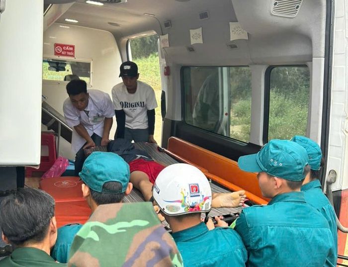 Lực lượng chức năng đưa thi thể nạn nhân về gia đình lo hậu sự.