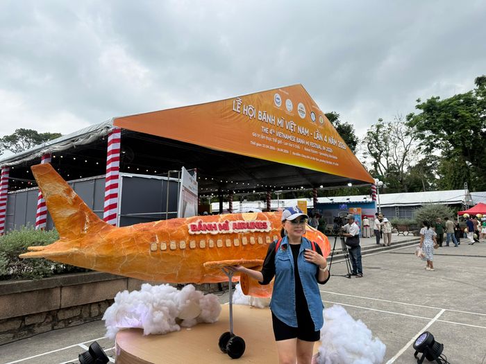 Khách chụp ảnh bên mô hình bánh mì Airlines
