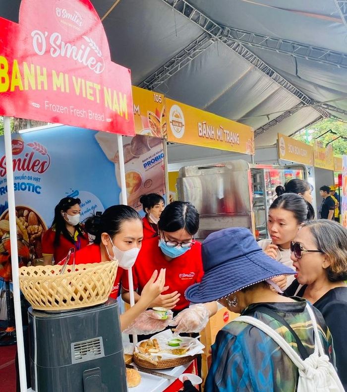 Người dân, du khách tìm hiểu về các loại bánh mì tại lễ hội