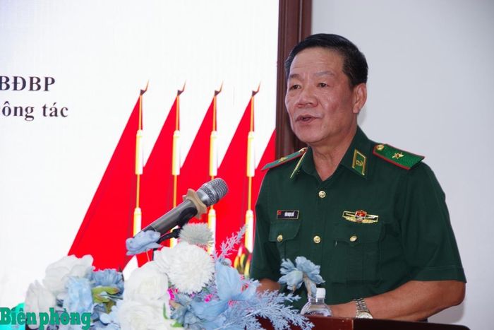 Thiếu tướng Văn Ngọc Quế, Phó Chủ nhiệm Chính trị Bộ đội Biên phòng thuyết trình nội dung tập huấn. Ảnh: Anh Dũng