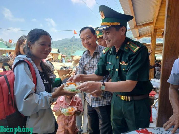 Ban tổ chức Chương trình “Tết Bunpimay-thắm tình hữu nghị nhân dân biên giới Việt Nam-Lào” năm 2026 chuẩn bị đồ ăn cho người dân. Ảnh: Trúc Hà