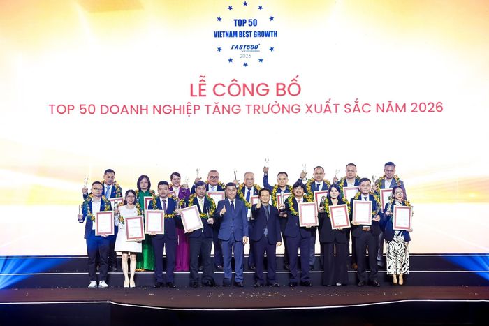 Đại diện Top 50 doanh nghiệp tăng trưởng xuất sắc chụp hình lưu niệm tại sự kiện