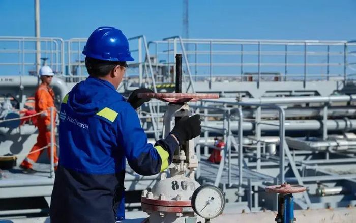 Hình chụp tại một khu công nghiệp xử lý năng lượng ngoài trời. Ảnh: KazMunaiGaz