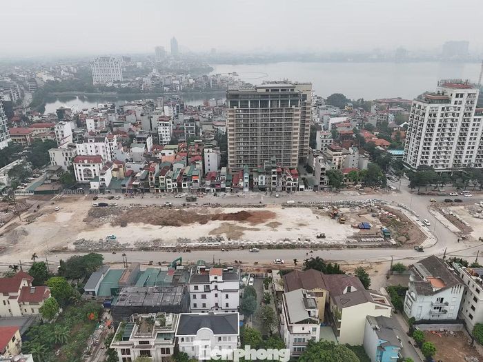 Hiện tại xung quanh khu vực này có nhiều tuyến đường, công trình đang thực hiện GPMB như đường Đặng Thai Mai, nhà hát Opera Hà Nội...