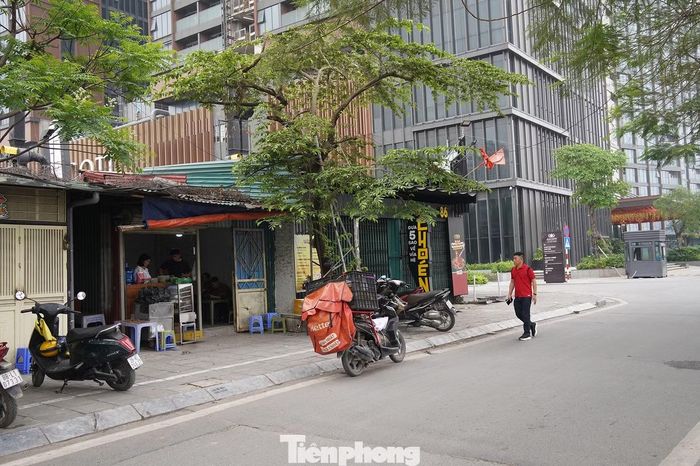 Theo tìm hiểu, ban đầu công viên được đề xuất thực hiện theo hình thức xã hội hóa. Đến năm 2018, Sở Kế hoạch và Đầu tư (nay là Sở Tài chính) đã đề xuất và được UBND Thành phố Hà Nội thống nhất tạm dừng hình thức xã hội hóa để chuyển sang danh mục dự án đầu tư công.