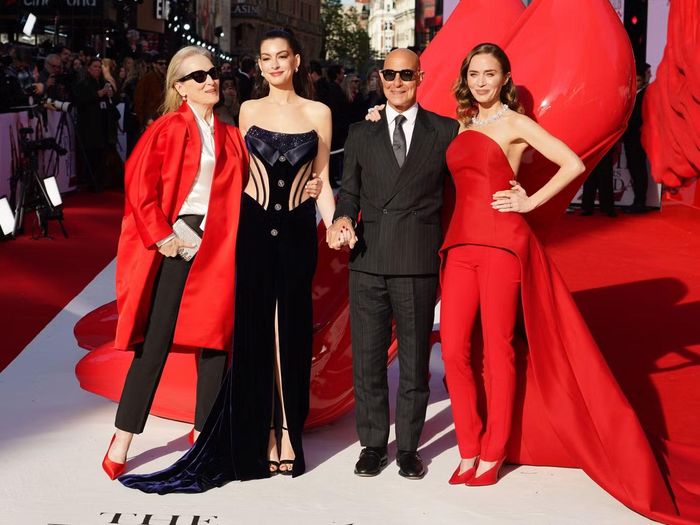 Dàn diễn viên The devil wears Prada 2 mặc theo dress code đen-đỏ của sự kiện ra mắt phim. Từ trái sang là Meryl Streep, Anne Hathaway, Stanley Tucci và Emily Blunt. Ảnh: Getty.