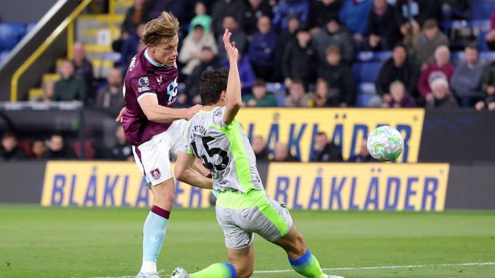 Burnley tuy lép vế những cũng tạo được những cơ hội của riêng mình