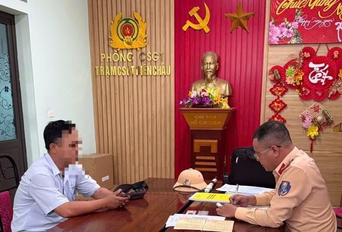 Phòng CSGT Công an tỉnh Nghệ An lập biên bản xử phạt tài xế Đ. Ảnh: Báo Nghệ An
