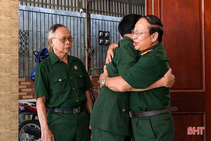 Đại tá Trần Hậu Tám (ngoài cùng bên phải) vui mừng đón đồng đội Sư đoàn 341.