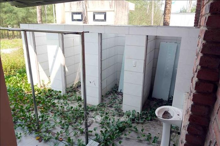 Các hạng mục bên trong nhà hàng tại Bãi tắm Gio Hải (xã Cửa Việt) đã xuống cấp, hư hỏng nghiêm trọng.