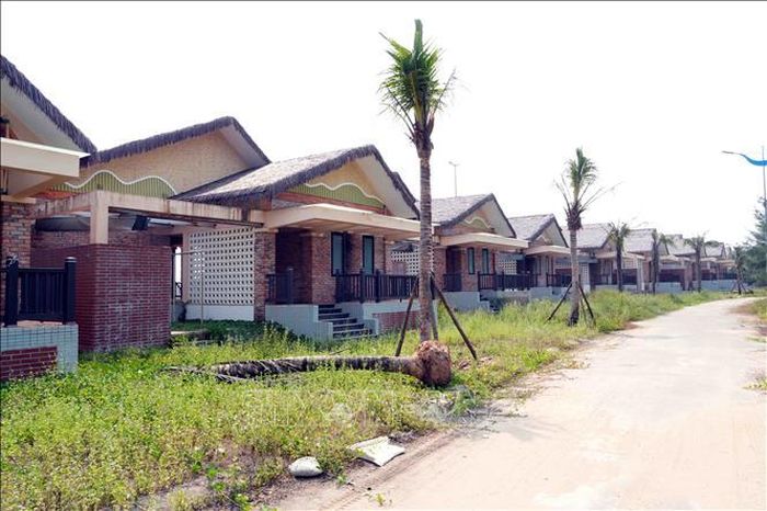 Hiện có hơn 30 nhà hàng phục vụ khách du lịch tại xã Cửa Việt dù đã bàn giao gần 1 năm qua, song vẫn chưa thể đi vào hoạt động.