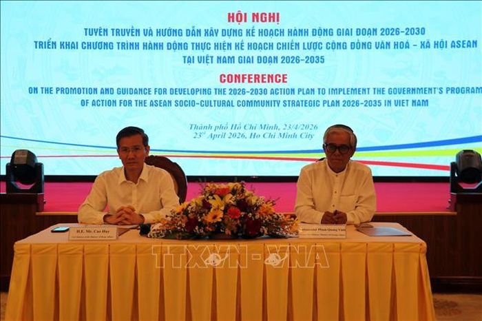 Thứ trưởng Bộ Nội vụ Cao Huy và Đại sứ Phạm Quang Vinh, nguyên Thứ trưởng Bộ Ngoại giao chủ trì Hội nghị.