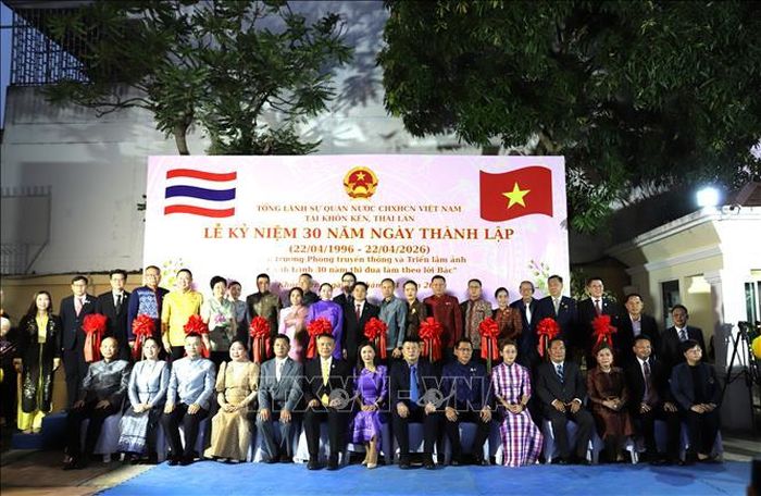 Tổng lãnh sự Đinh Hoàng Linh và phu nhân chụp ảnh lưu niệm với các vị khách quý sở tại. Ảnh: Đỗ Sinh/TTXVN