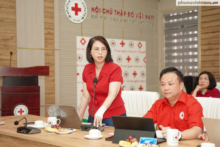 Bà Lương Thị Hồng Thúy, Trưởng Ban Đối ngoại và Phát triển, Hội Chữ thập đỏ Việt Nam, trao đổi.