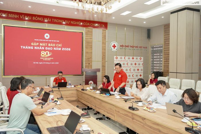 Ông Trần Sỹ Pha, Trưởng ban Công tác xã hội và Quản lý thảm họa, Hội Chữ thập đỏ Việt Nam, trao đổi