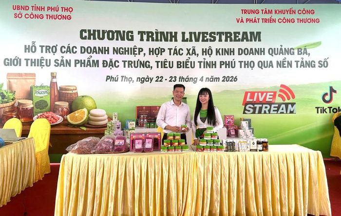 Ông Nguyễn Hữu Tuấn, Giám đốc Trung tâm Phát triển thương mại điện tử và Công nghệ số (eComDX) (bên trái) tại sự kiện.