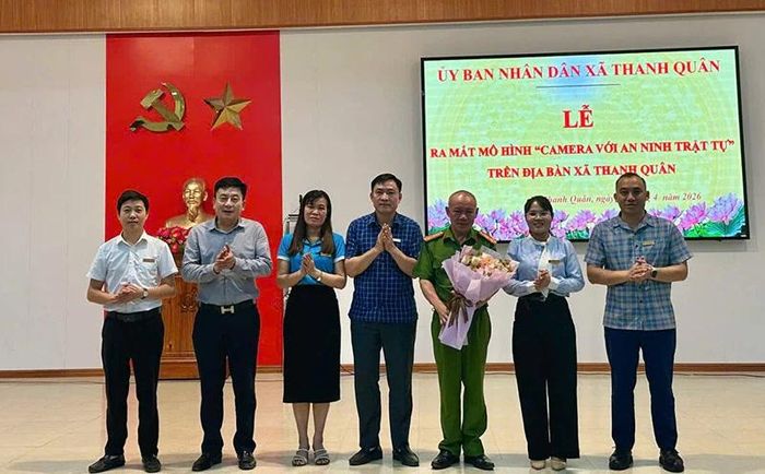 Lãnh đạo xã tặng hoa Ban Chỉ đạo ra mắt mô hình tự quản về an ninh, trật tự