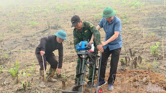 Bí thư Đảng ủy xã Nà Hỳ Trần Văn Thượng cùng người dân chuẩn bị các điều kiện trồng cà phê, mắc ca năm 2026.