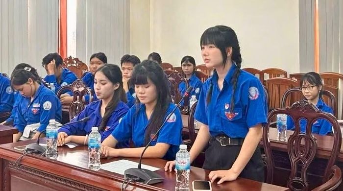  Đoàn viên thanh niên đặt câu hỏi tại buổi đối thoại. Ảnh: ĐVCC 