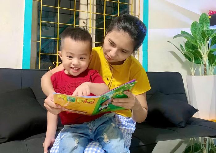 Mẹ cùng con đọc sách, vun đắp thói quen đọc và gắn kết tình cảm gia đình. Ảnh: Thảo Khuy