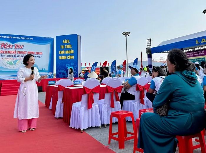 ThS Nguyễn Thị Thùy Trang - Giảng viên Tâm lý giáo dục, Trường Đại học Quy Nhơn trò chuyện, tư vấn tại Hội thi Trưng bày sách nghệ thuật 2026 với chủ đề “Lan tỏa văn hóa đọc - nền tảng xây dựng xã hội học tập”, do Hội Liên hiệp Phụ nữ tỉnh tổ chức vào chiều 20-4. Ảnh: Thảo Khuy