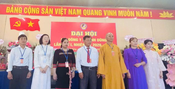 Ban Chấp hành Hội Đông y xã Anh Dũng nhiệm kỳ 2026 - 2031 ra mắt đại hội.