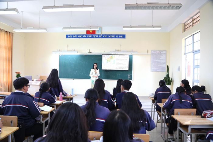 Trường THPT Trần Phú, phường Xuân Hương - Đà Lạt có 13 lớp 12 với khoảng 500 học sinh