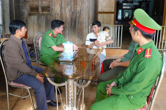 Công an xã Đắk Sắk thăm hỏi, động viên và trao hỗ trợ cho gia đình anh Nguyễn Văn Đường có con nhỏ mắc bệnh hiểm nghèo
