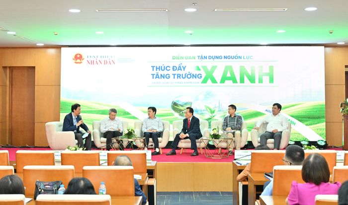 Các diễn giả tham gia phiên tọa đàm cấp cao "Từ giải pháp đến hành đồng: Huy động nguồn lực và giải pháp nhằm tận dụng nguồn lực thúc đẩy tăng trưởng xanh" với sự điều phối của TS. Võ Trí Thành, Viện trưởng, Viện chiến lược Thương hiệu và Cạnh tranh