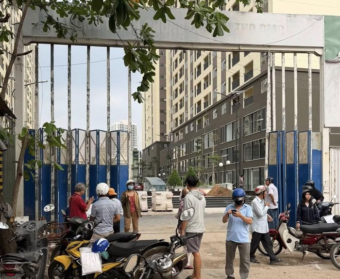 Nhiều người tụ tập trước công trình dự án nhà ở xã hội để “tranh suất” mua.