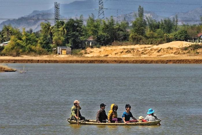 Người dân mưu sinh bên bờ Pô Kô bằng các con thuyền mang dáng thuyền độc mộc