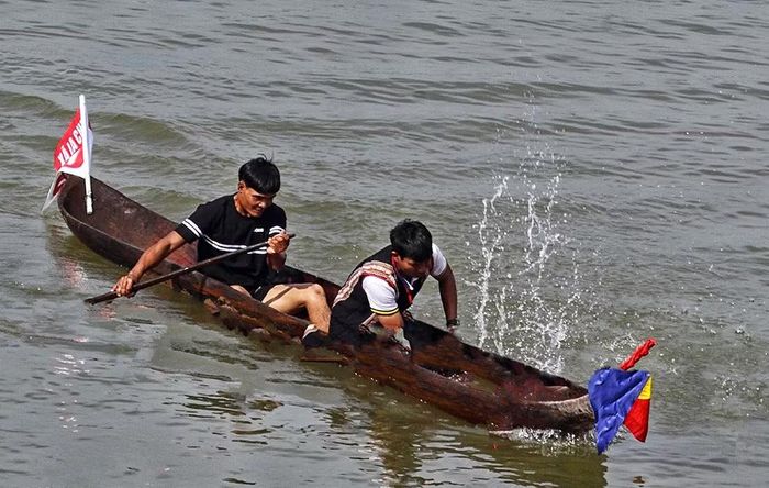 Thuyền độc mộc trên dòng Pô Kô và lễ hội đua thuyền mang tên người anh hùng A Sanh