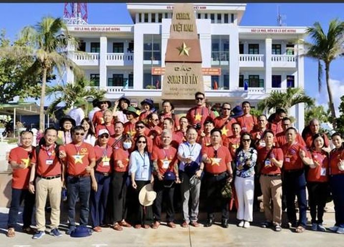 Đoàn kiều bào thăm đảo Song Tử Tây năm 2022. Ảnh: NGỌC CHÂU