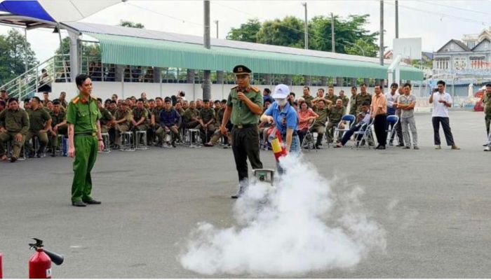Trung tá Đỗ Tấn Tài hướng dẫn cho người dân các thao thác chữa cháy