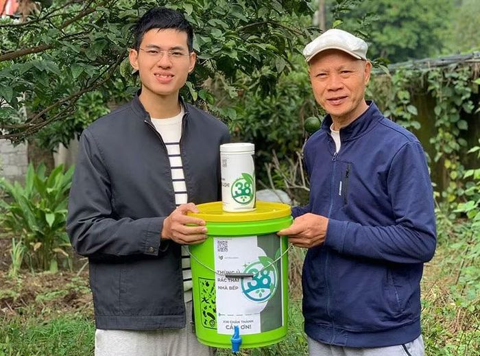 ...và hướng dẫn người dân ủ rác hữu cơ theo phương pháp Bokashi.