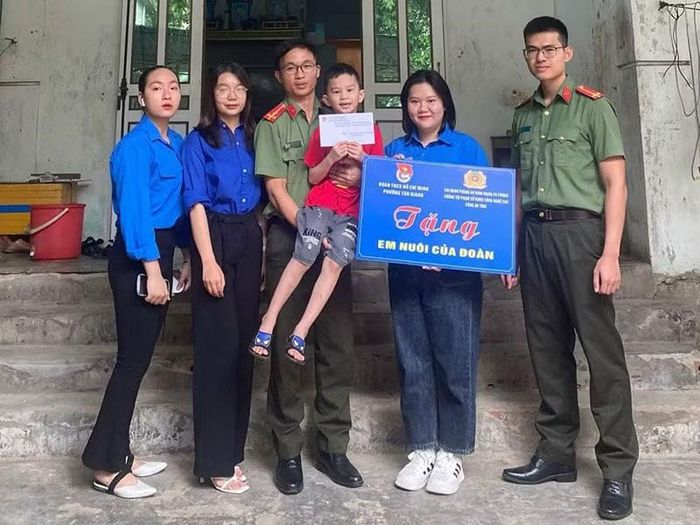 Trung úy Phạm Minh Hiếu (bìa phải) cùng cán bộ Chi đoàn tặng quà trong chương trình “Em nuôi của Đoàn”...