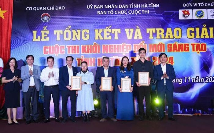 Trung úy Phạm Minh Hiếu (thứ hai từ phải sang) nhận giải thưởng Tiềm năng cuộc thi Khởi nghiệp sáng tạo tỉnh Hà Tĩnh năm 2024.