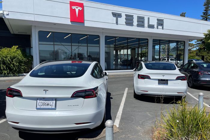 Lượng đăng ký xe mới của Tesla tại California (Mỹ) đã giảm mạnh 24,3% trong quý I/2026, đánh dấu mức sụt giảm lớn nhất trong bang này. Việc mất đi ưu đãi thuế đã giáng đòn mạnh vào sức mua, khiến người tiêu dùng thận trọng hơn với EV.