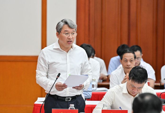Chánh Văn phòng Trung ương Đảng Nguyễn Hải Ninh báo cáo tại Hội nghị.